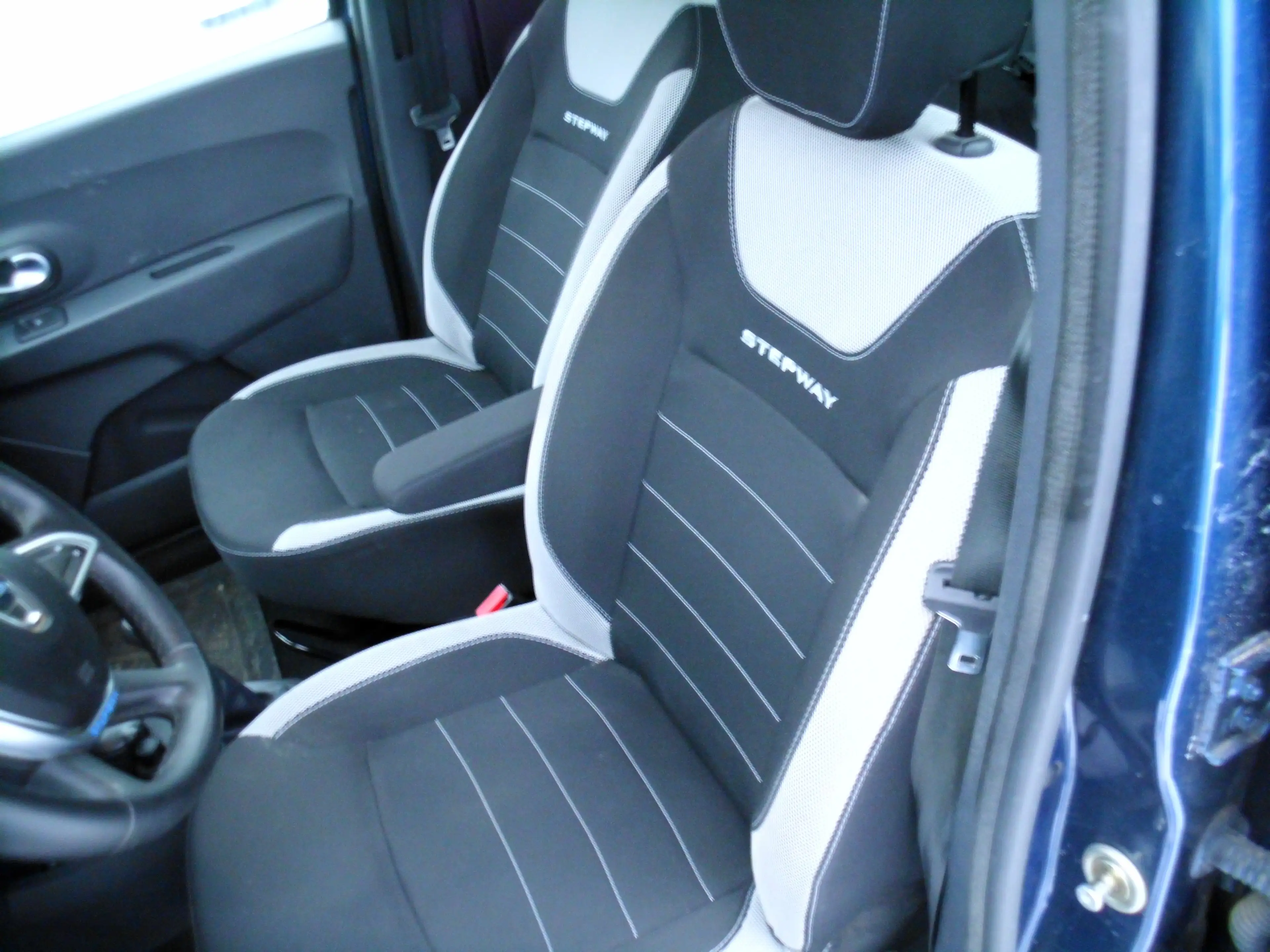 Dacia Lodgy Lodgy TCe 115 Stepway+AHK+NAVI+Rückfahrkamera — photo 6