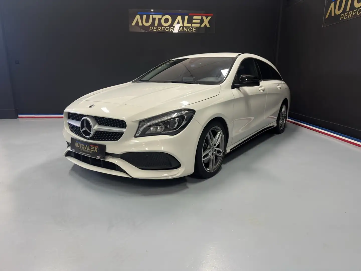 Mercedes-Benz CLA 220 Shooting Brake 220d AMG Line 7G-DCT Weiß - 1