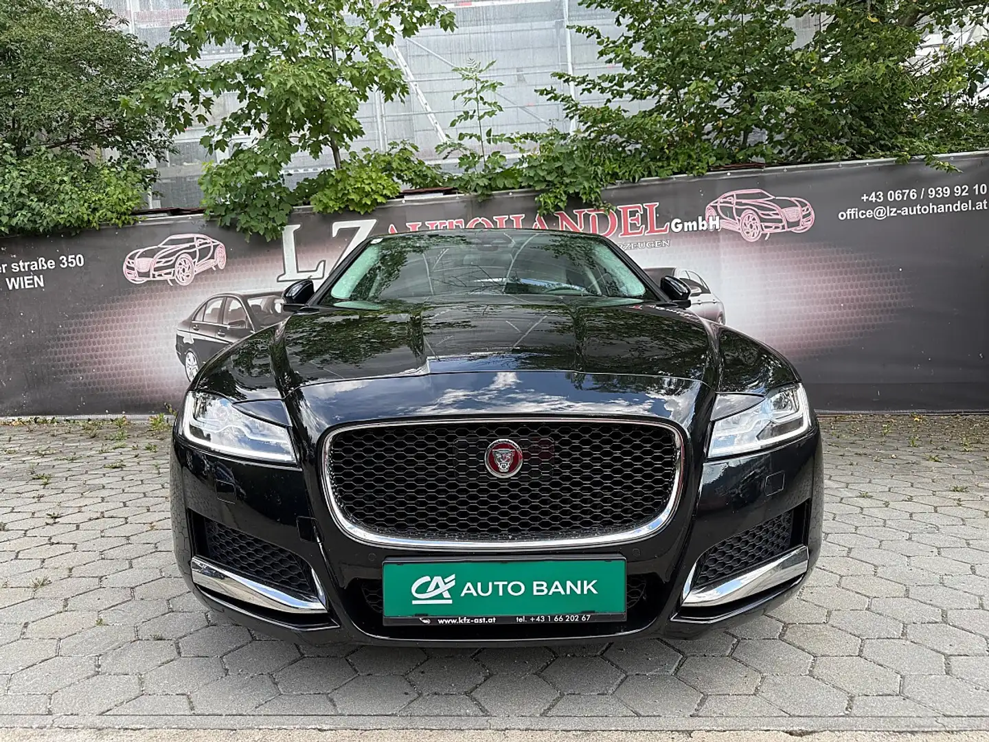 Jaguar XF 20d Prestige Aut. Schwarz - 2