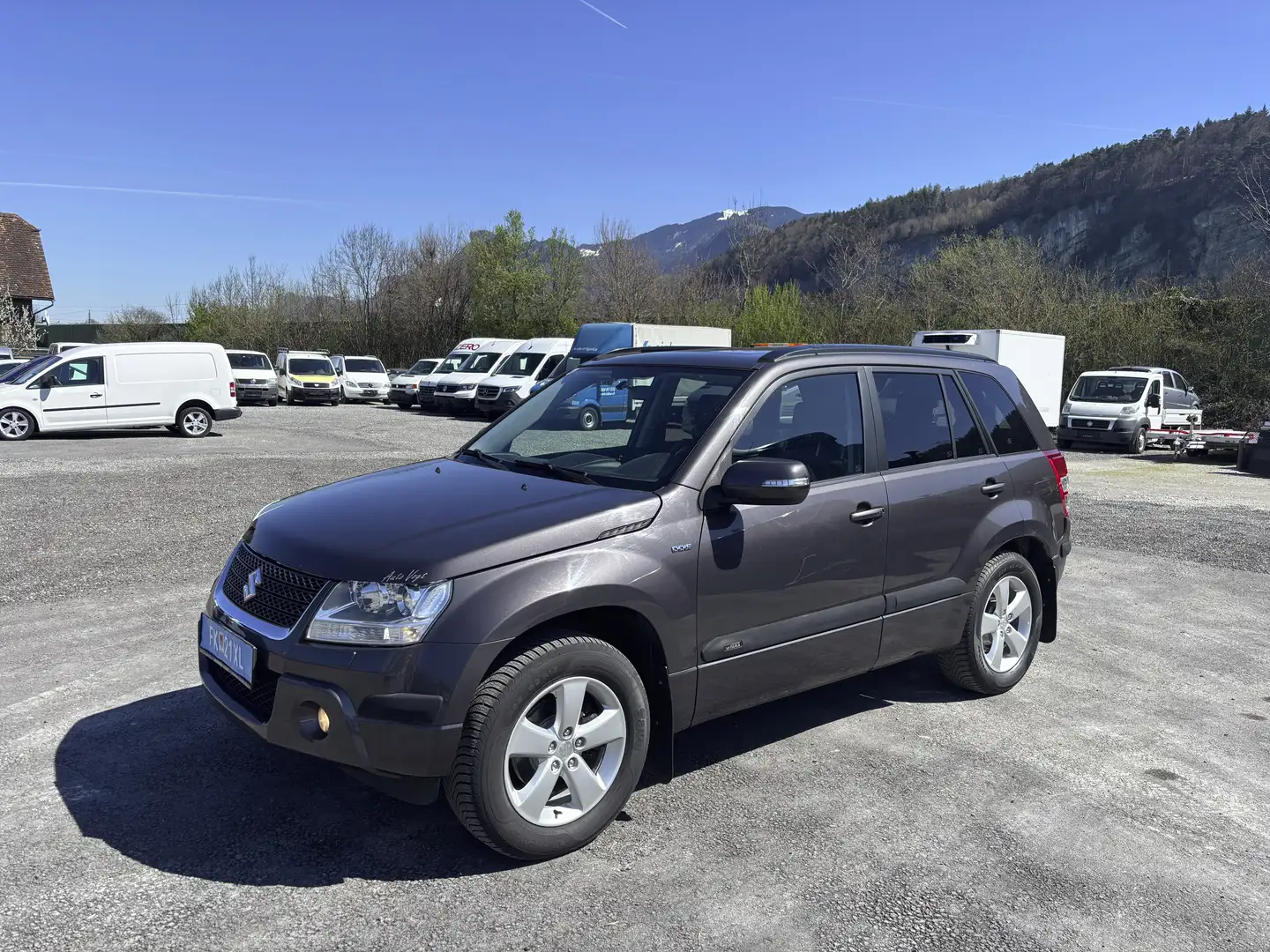 Suzuki Grand Vitara 1.9 DDIS Allrad Schiebedach Navi Klima Grau - 1