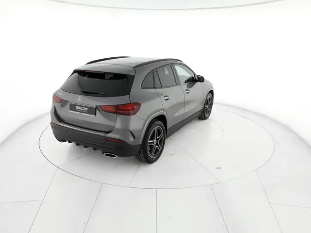 Mercedes-Benz GLA view 3
