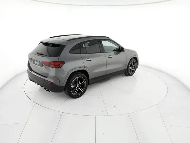 Mercedes-Benz GLA view 4