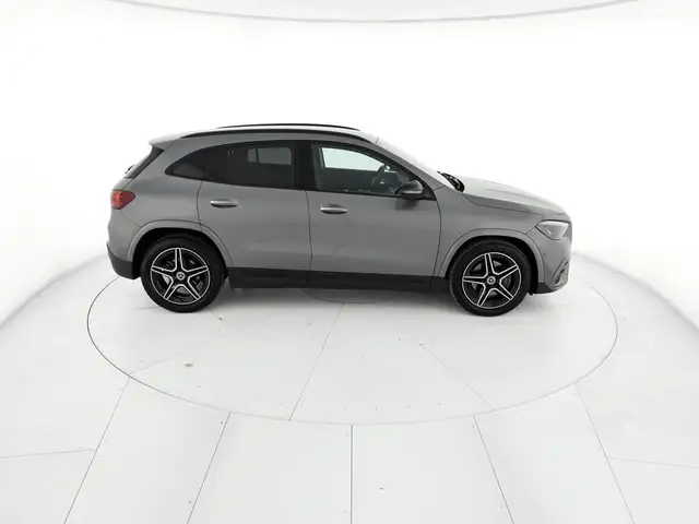 Mercedes-Benz GLA view 5