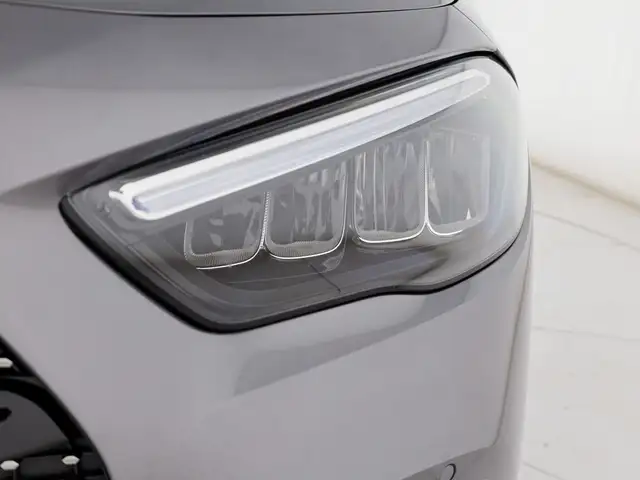 Mercedes-Benz GLA view 8