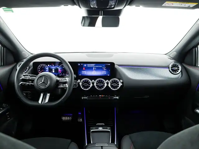 Mercedes-Benz GLA view 9
