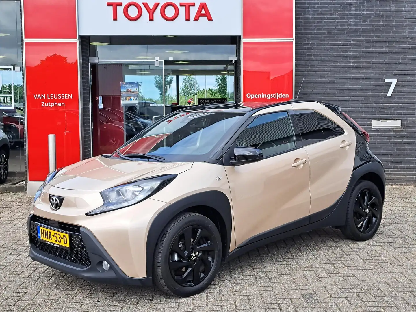 Toyota Aygo X ENVY AUTOMAAT APPLE/ANDROID CAMERA CLIMA AD-CRUISE Beige - 1