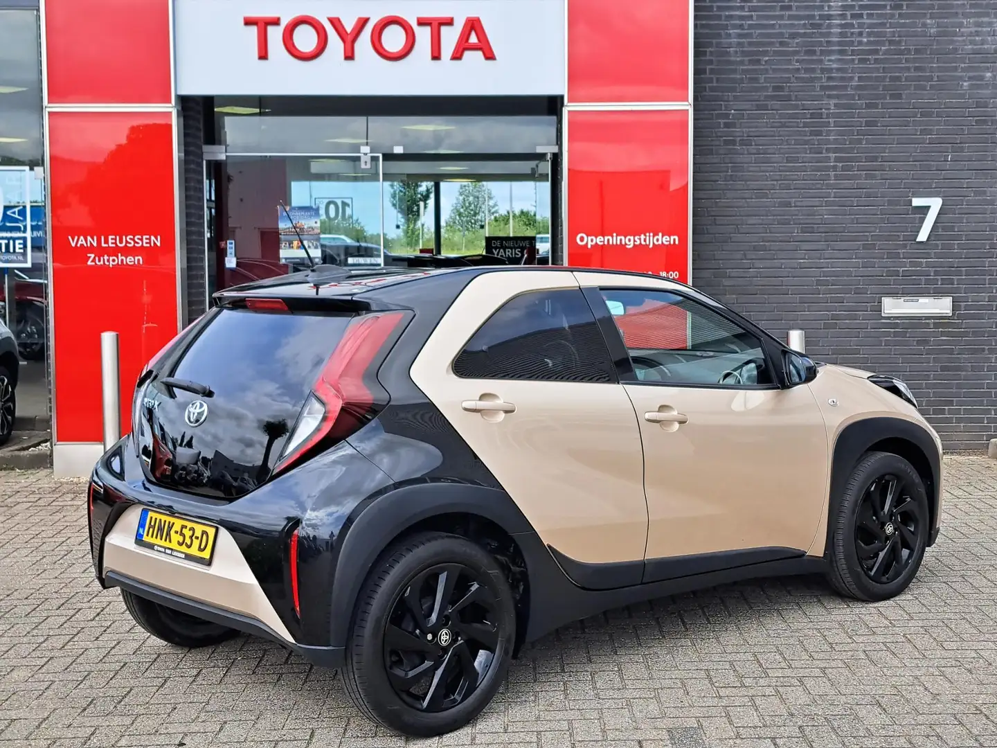 Toyota Aygo X ENVY AUTOMAAT APPLE/ANDROID CAMERA CLIMA AD-CRUISE Beige - 2