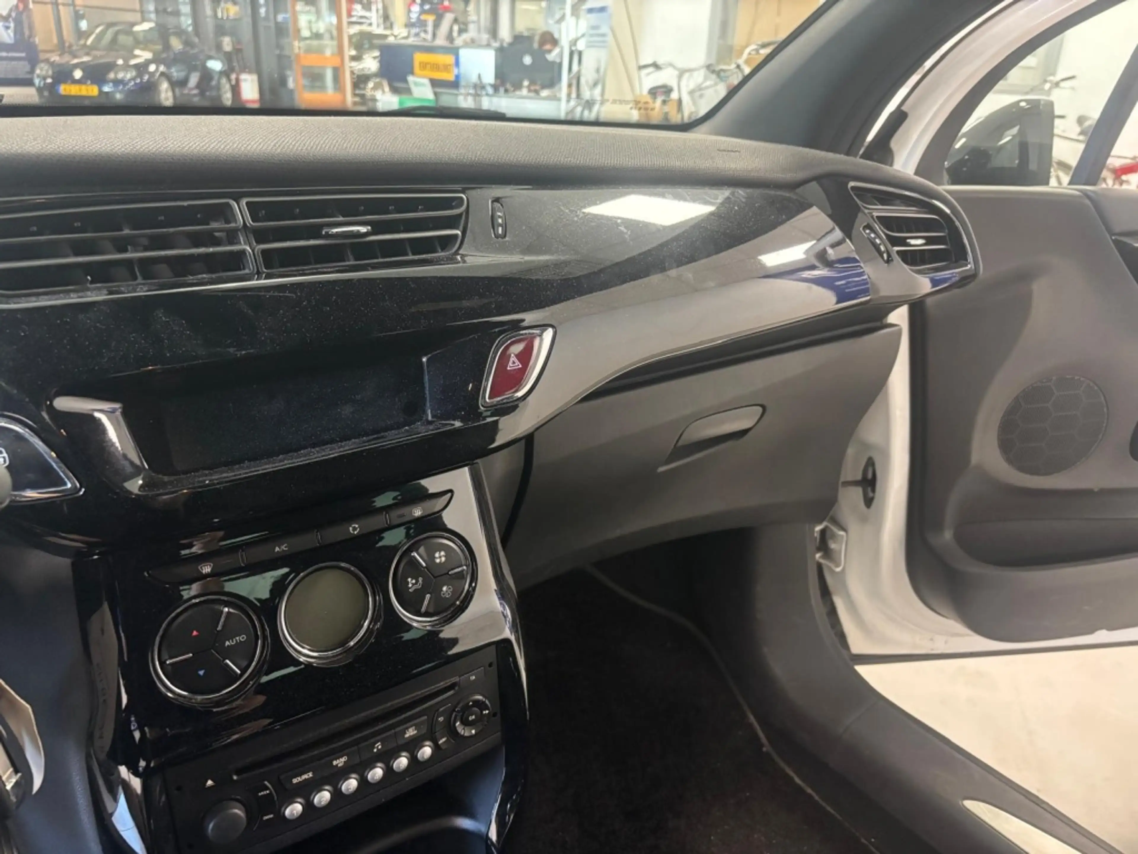 DS Automobiles DS 3 1.2 So Chic zwarte hemel/clima — photo 12