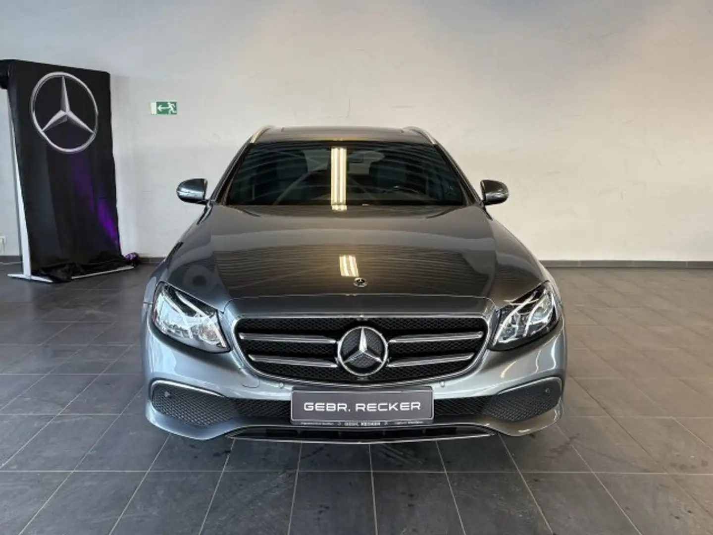 Mercedes-Benz E 300 E 300d T SPORTSTYLE AVANTGARDE AHK LED SD KAMERA Grau - 2