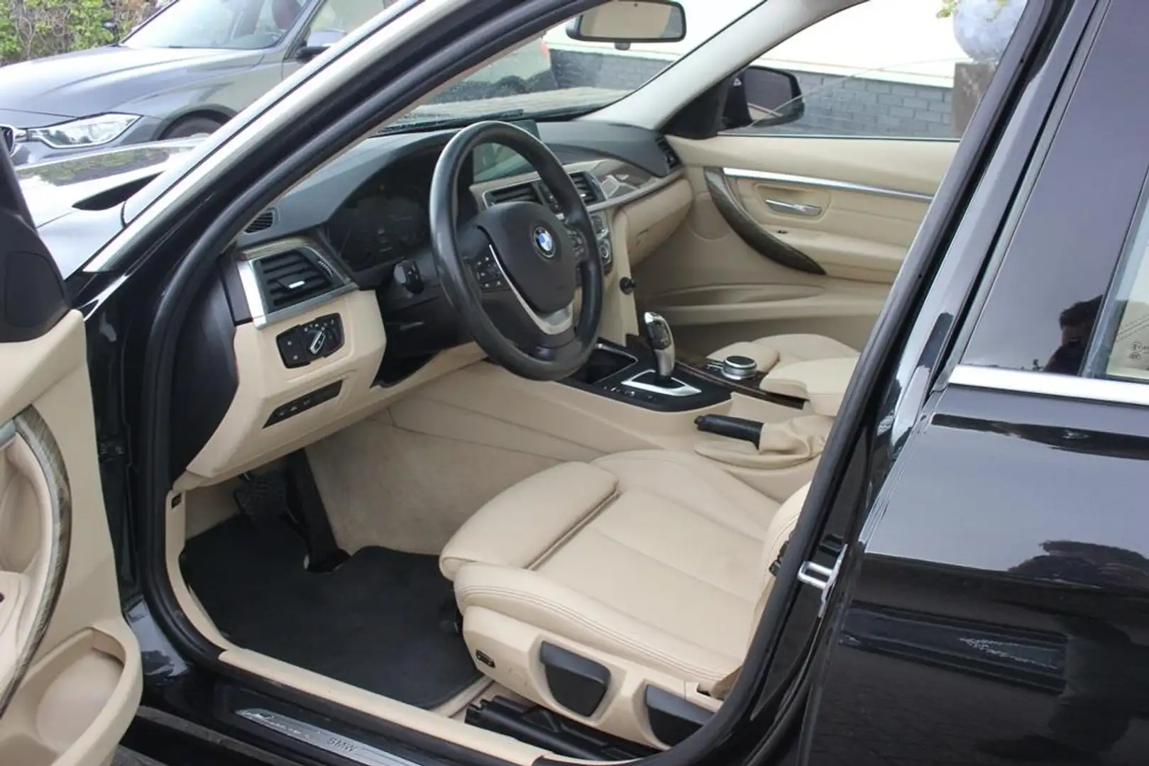 BMW 320 3-serie Touring 320i Luxury Edition | Panoramadak Zwart - 2