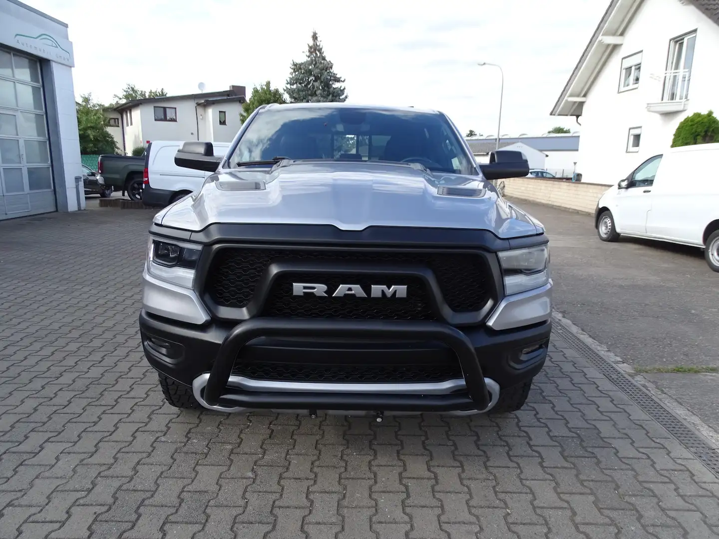 Dodge RAM 1500 5,7l HEMI Rebel Plateado - 2