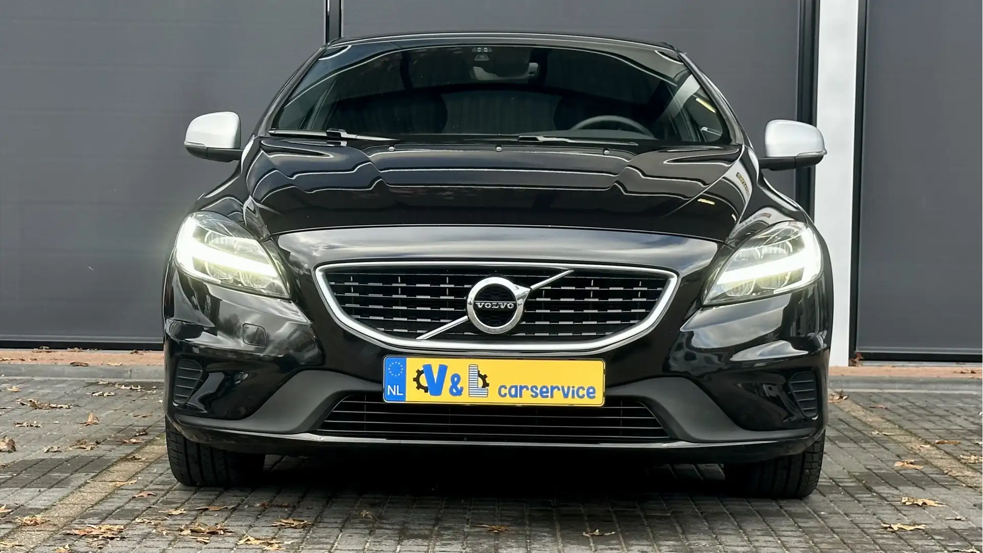 Volvo V40 2.0 T4 Business Sport / R-Design / Stoelverwr. / C Noir - 2