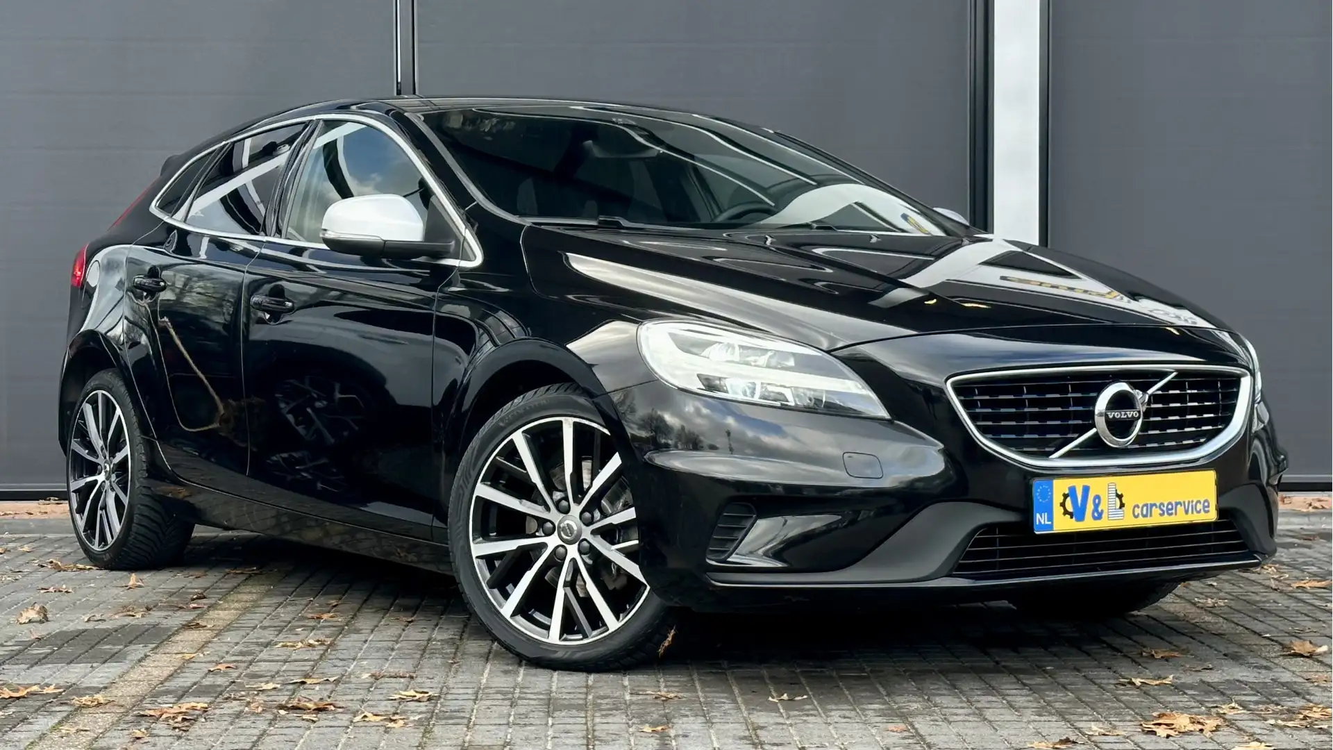 Volvo V40 2.0 T4 Business Sport / R-Design / Stoelverwr. / C Noir - 1