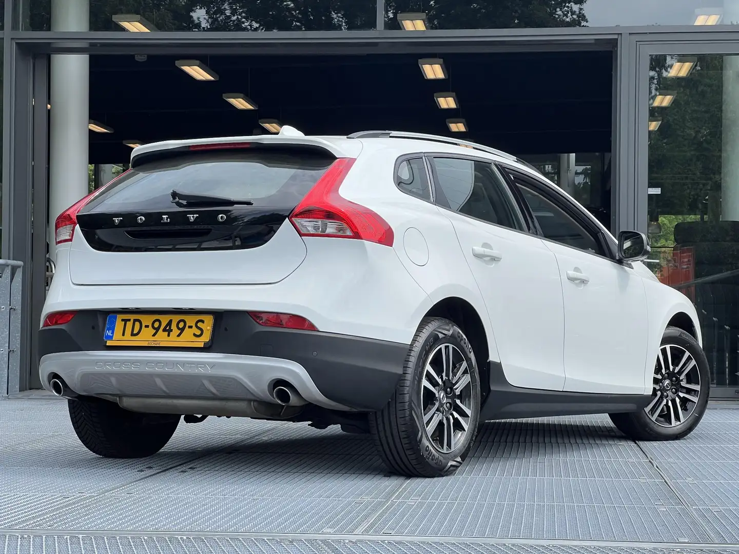 Volvo V40 Cross Country 1.5 T3 Edition+ | Navigatie | Parkeersensoren acht Blanco - 2