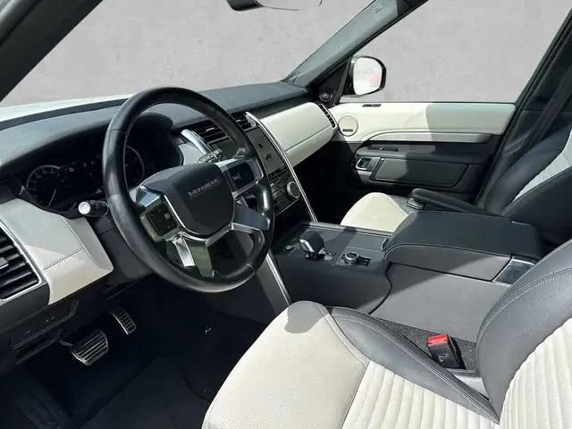 Land Rover Discovery view 3