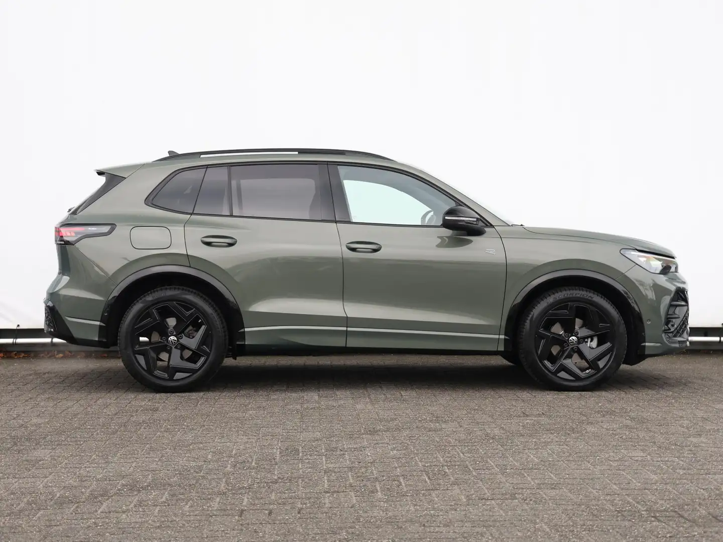 Volkswagen Tiguan 1.5 eTSI R-Line Edition 150pk DSG | LED Plus | Pan Groen - 2