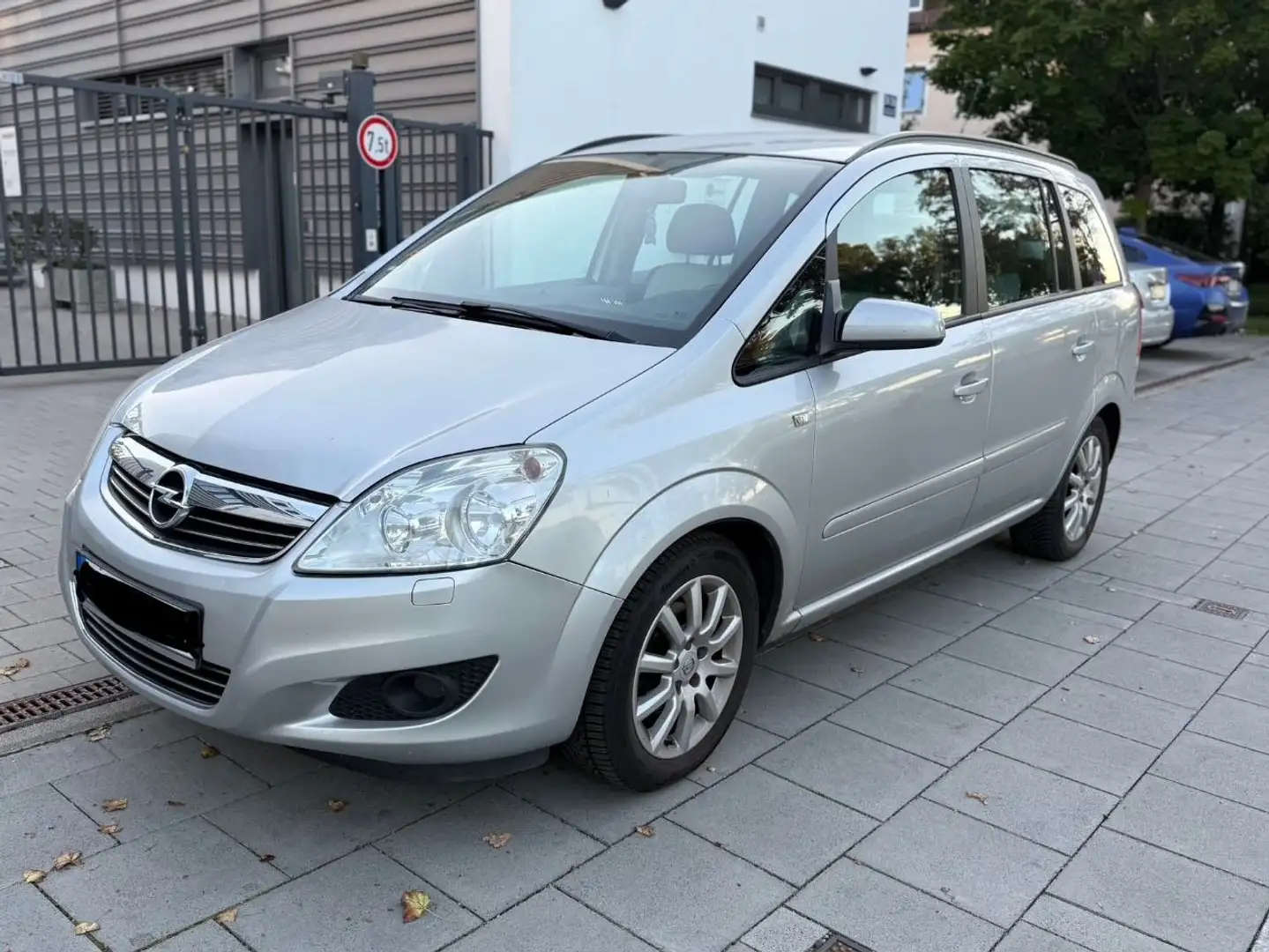 Opel Zafira B Edition 7 sitzt  PDC Klima Navi Sitzhei - 1