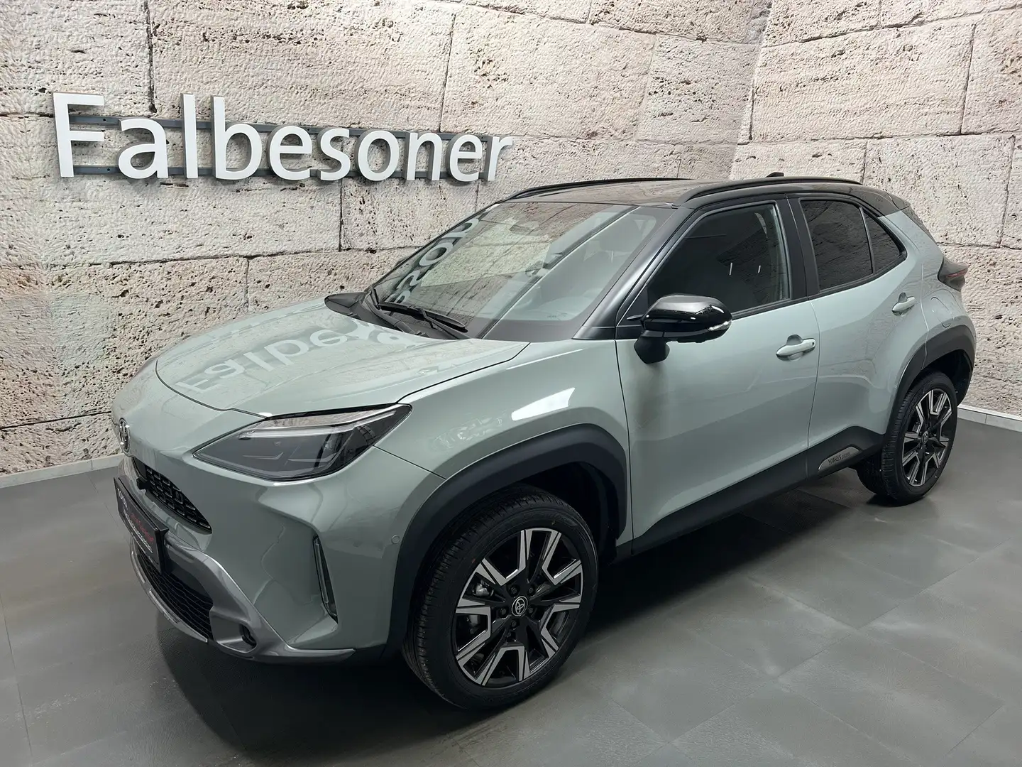 Toyota Yaris Cross 1,5 Hybrid Style + Safety + Technik Paket Grau - 1
