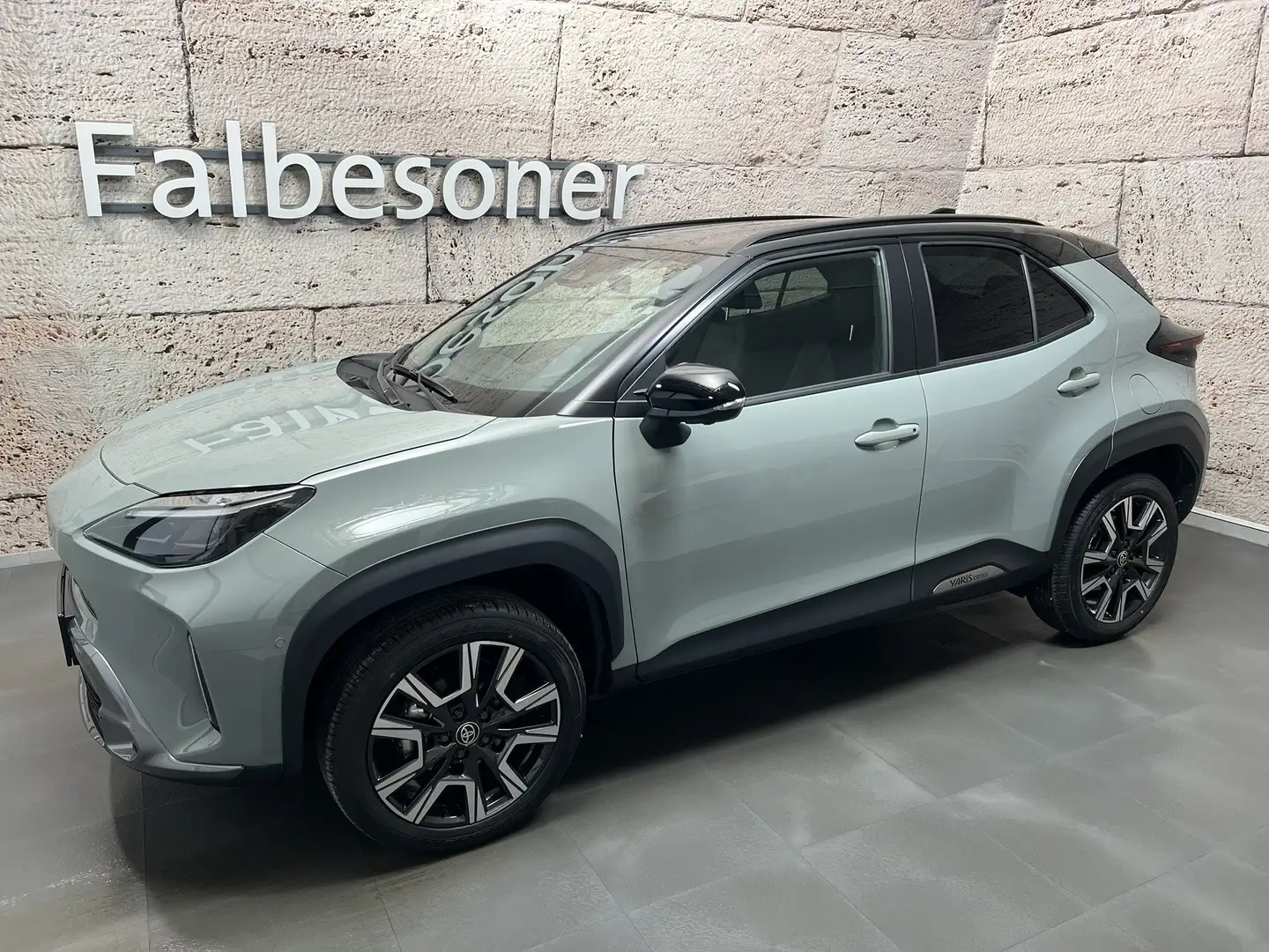 Toyota Yaris Cross 1,5 Hybrid Style + Safety + Technik Paket Grau - 2