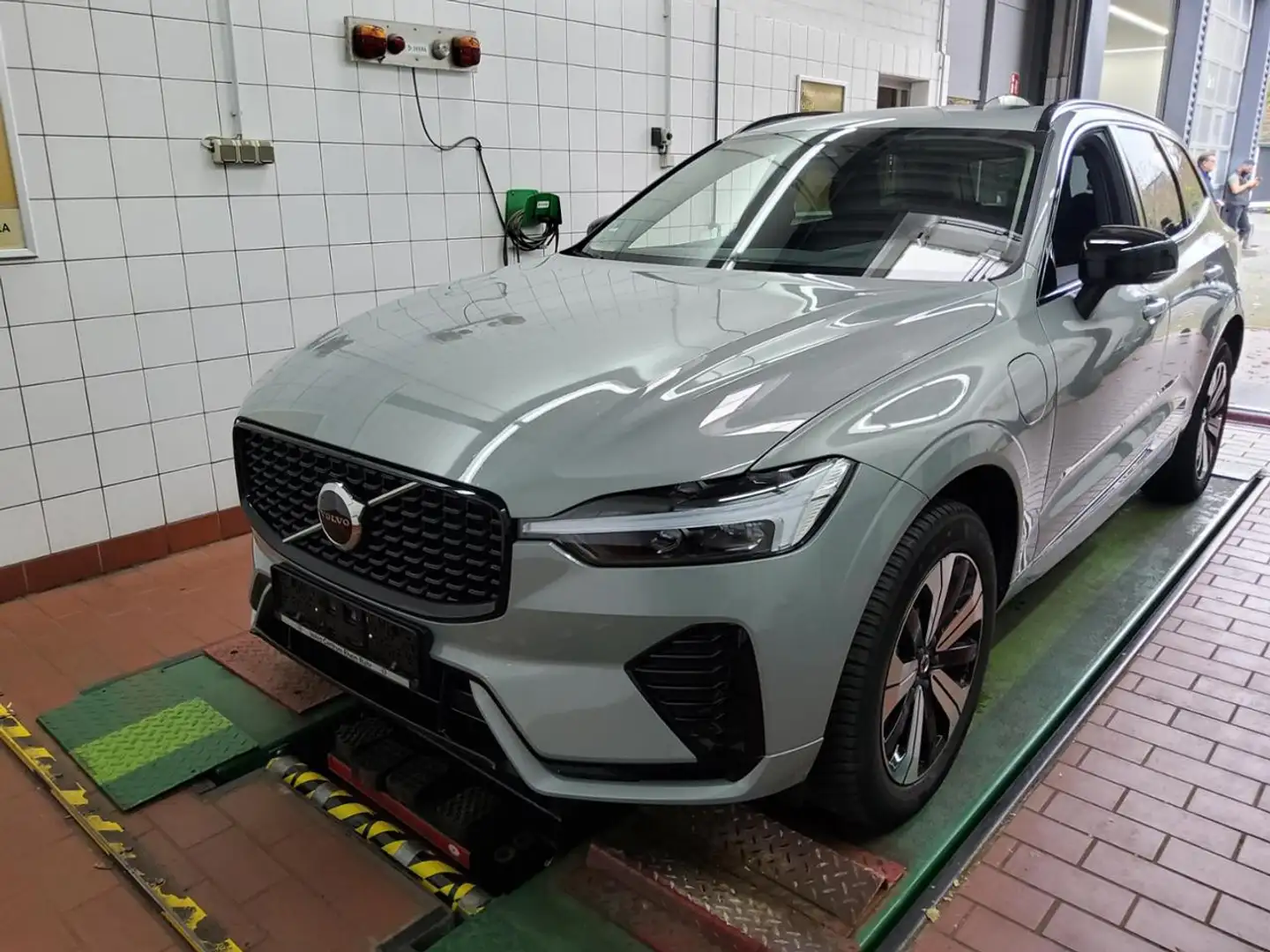 Volvo XC60 T8 Recharge AWD PlusDark+WINTERPAK+STNDHZ+ Grau - 2