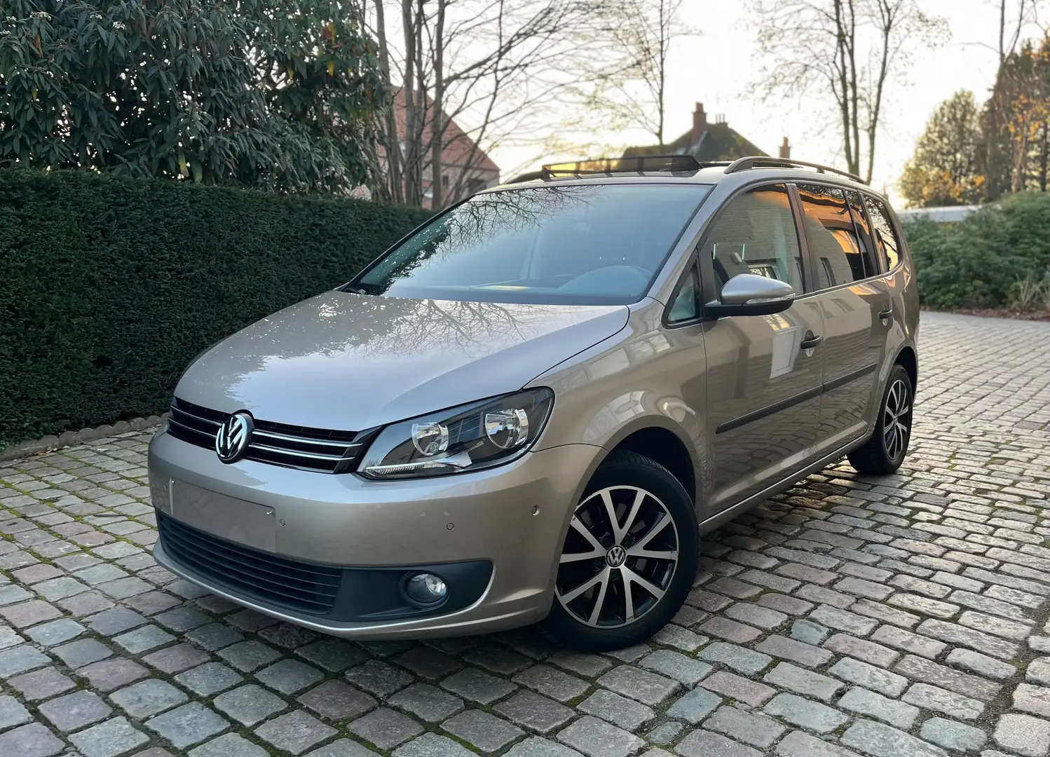 Volkswagen Touran 1.4 TSI Trendline DSG ### 43000 km ### Beige - 1