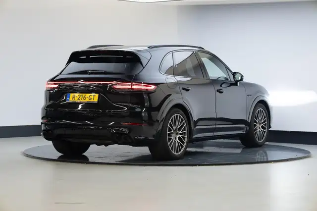 Porsche Cayenne view 26