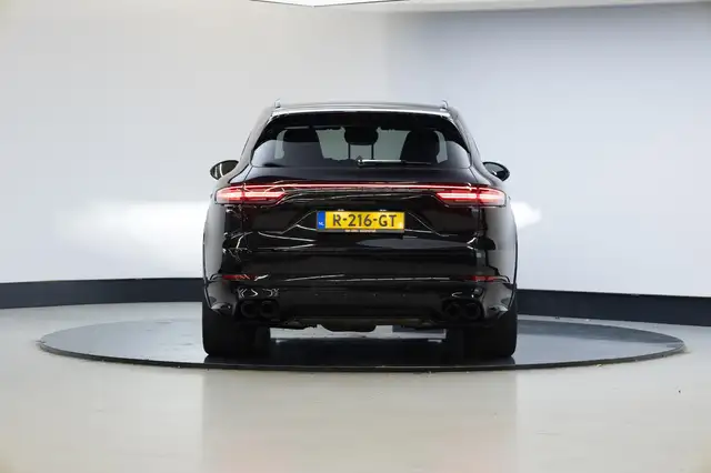 Porsche Cayenne view 25