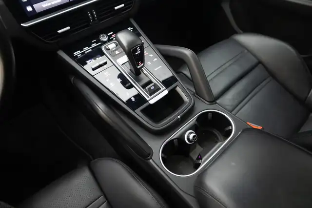 Porsche Cayenne view 11