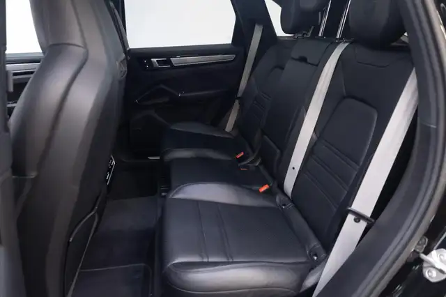 Porsche Cayenne view 8