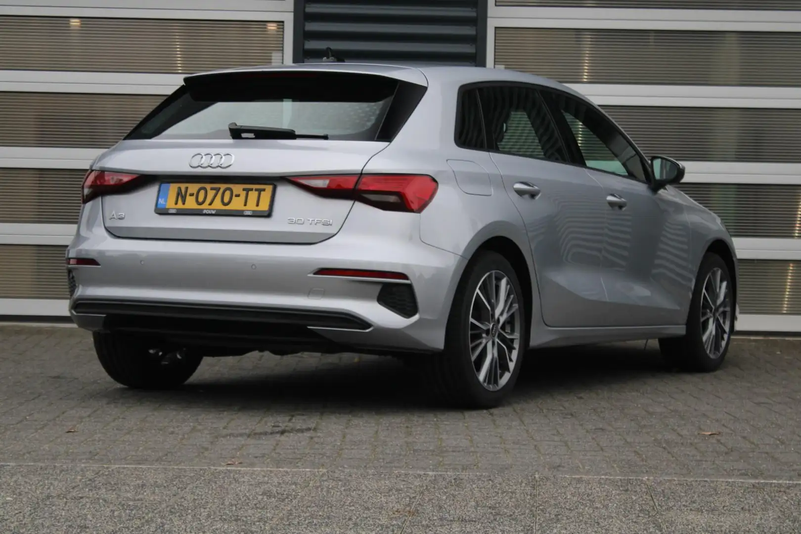Audi A3 Sportback 30 TFSI 110pk Pro Line | Navigatie | App Gris - 2