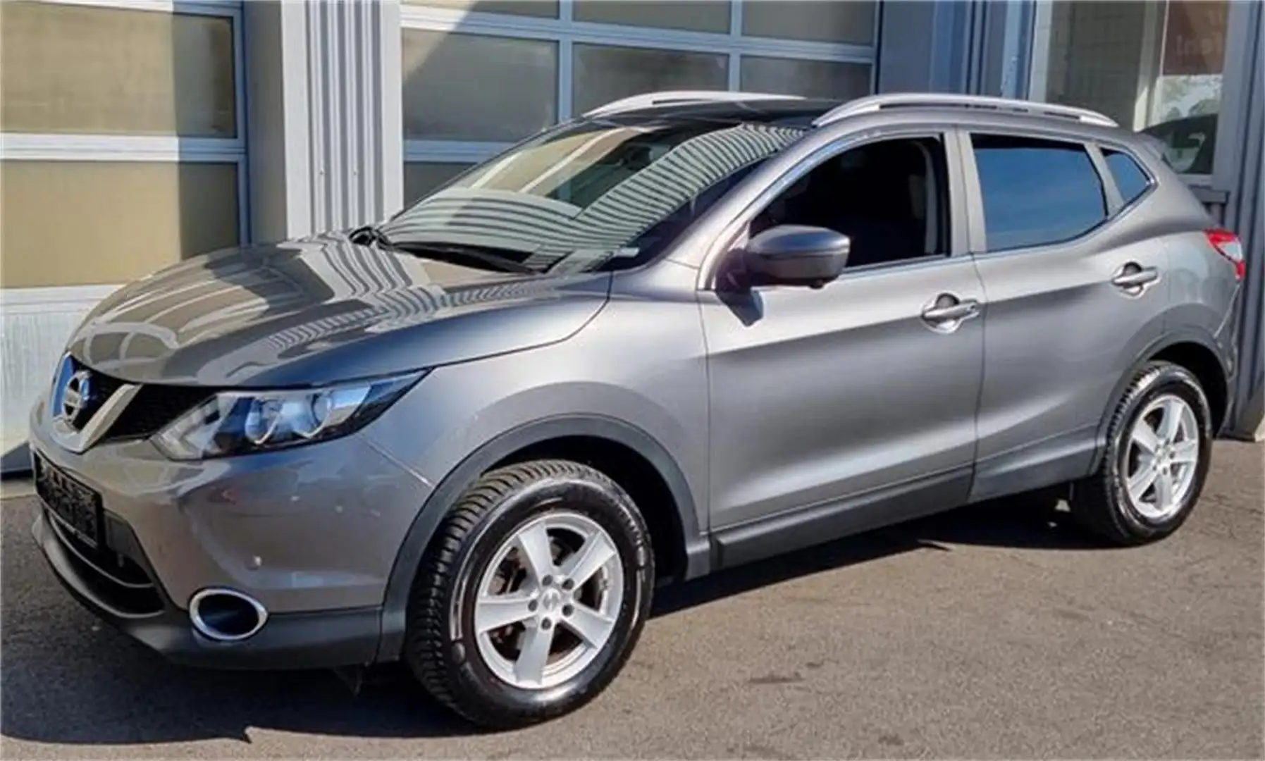 Nissan Qashqai 1,5 dCi N-Connecta mit Panoramaglasdach un Grau - 1