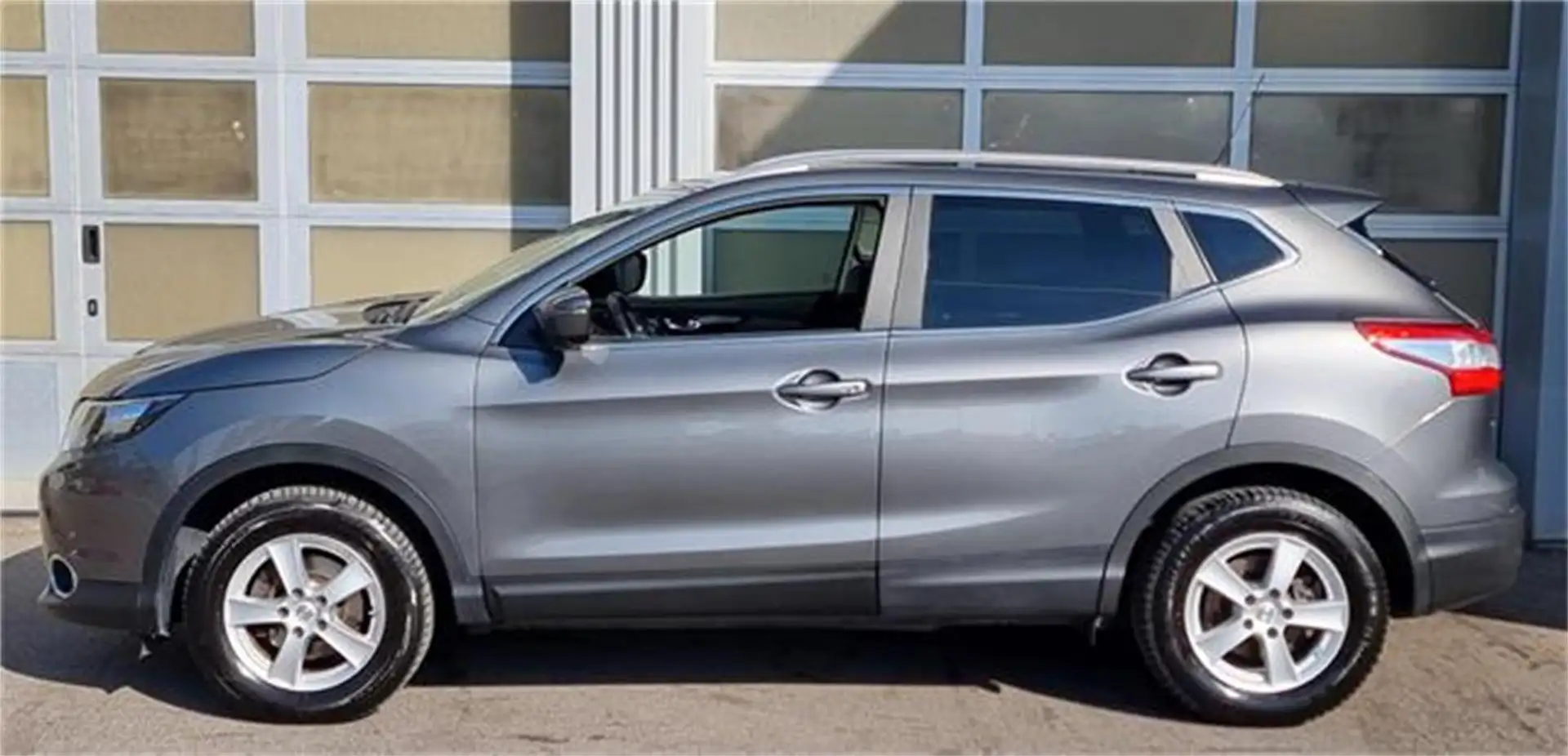 Nissan Qashqai 1,5 dCi N-Connecta mit Panoramaglasdach un Grau - 2