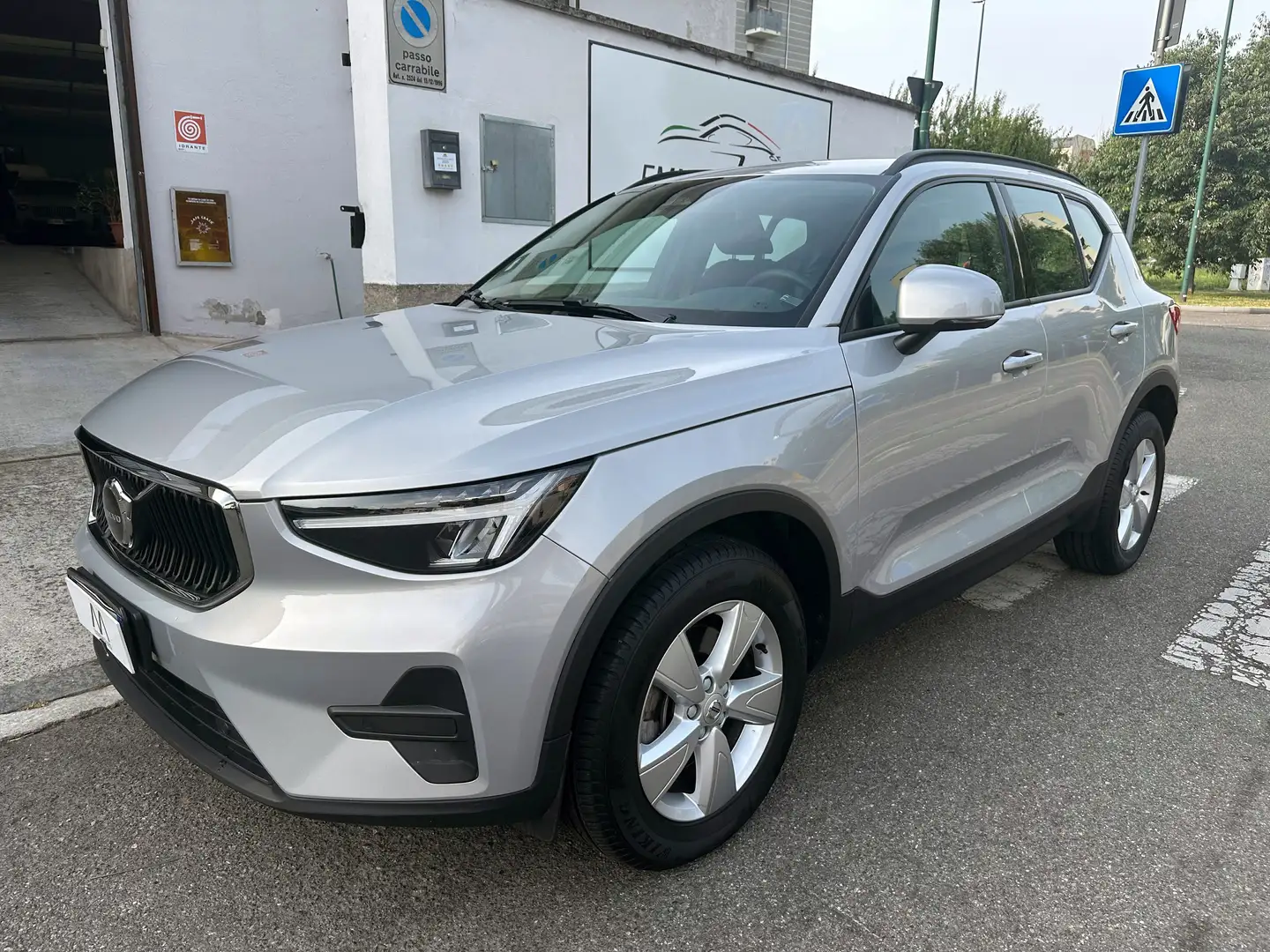 Volvo XC40 MHEV 2.0 b3 Essential - AUT/ANDROID MAPS/PDC/LED Argento - 1
