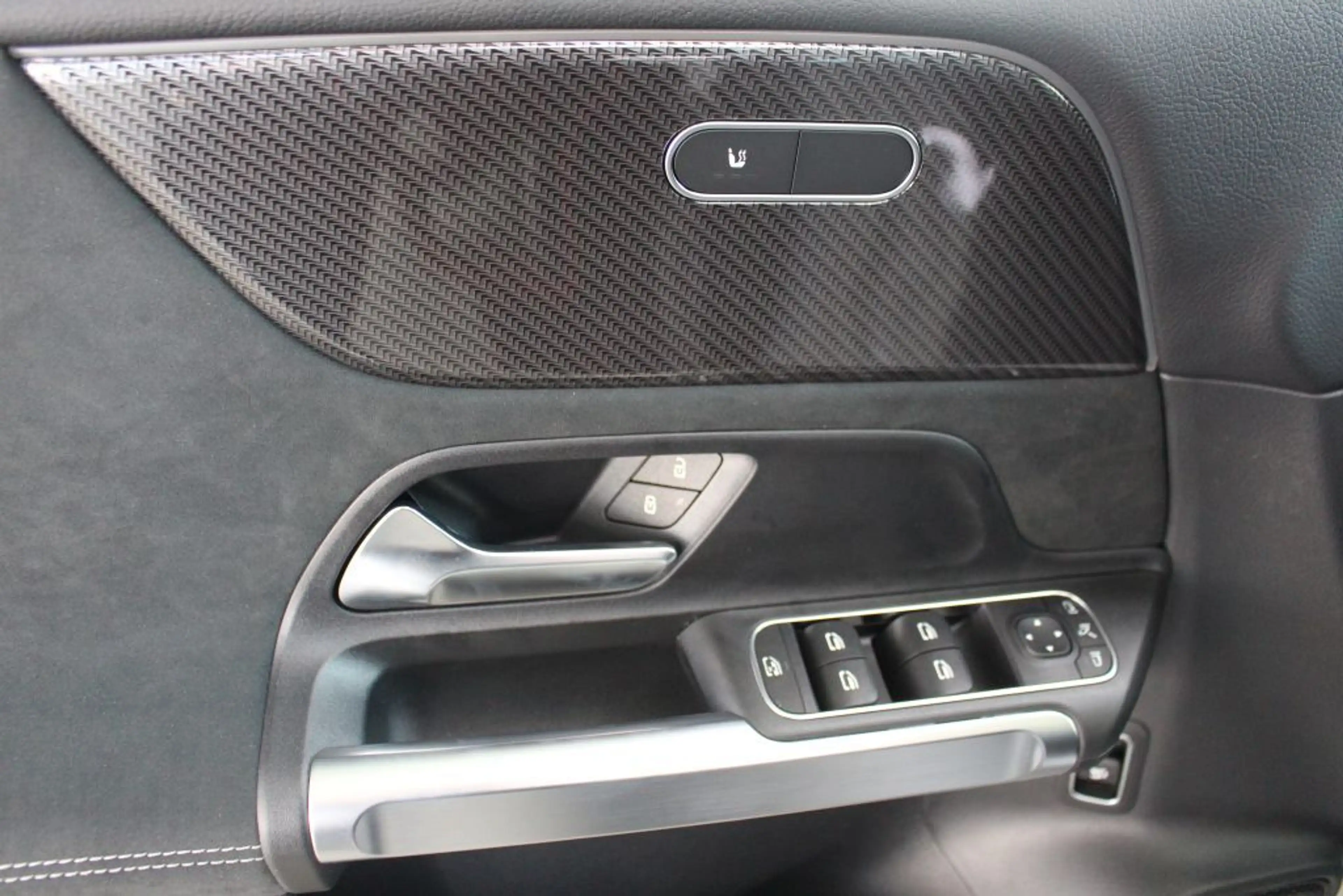 Mercedes-Benz GLB 200 AMG MULTIBEAM LED Panorama AHK Night 360 — photo 7