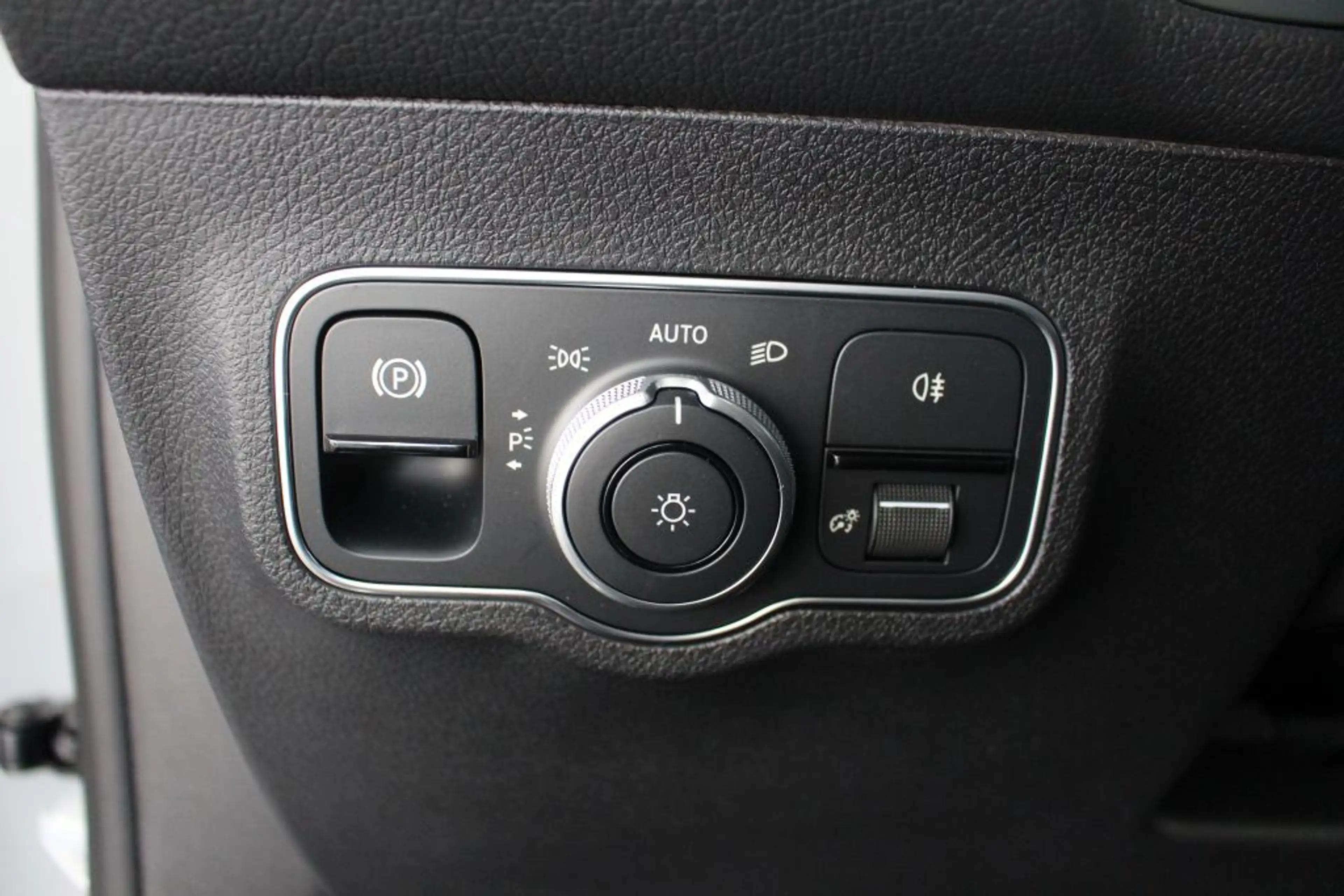 Mercedes-Benz GLB 200 AMG MULTIBEAM LED Panorama AHK Night 360 — photo 9