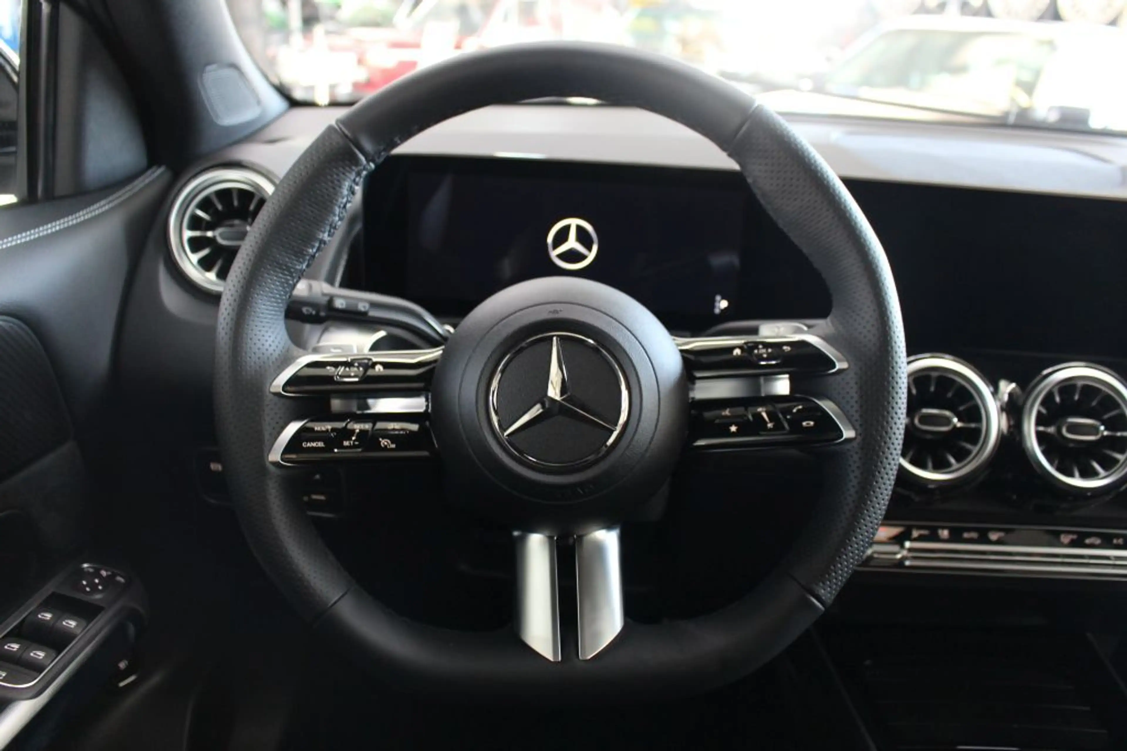 Mercedes-Benz GLB 200 AMG MULTIBEAM LED Panorama AHK Night 360 — photo 10