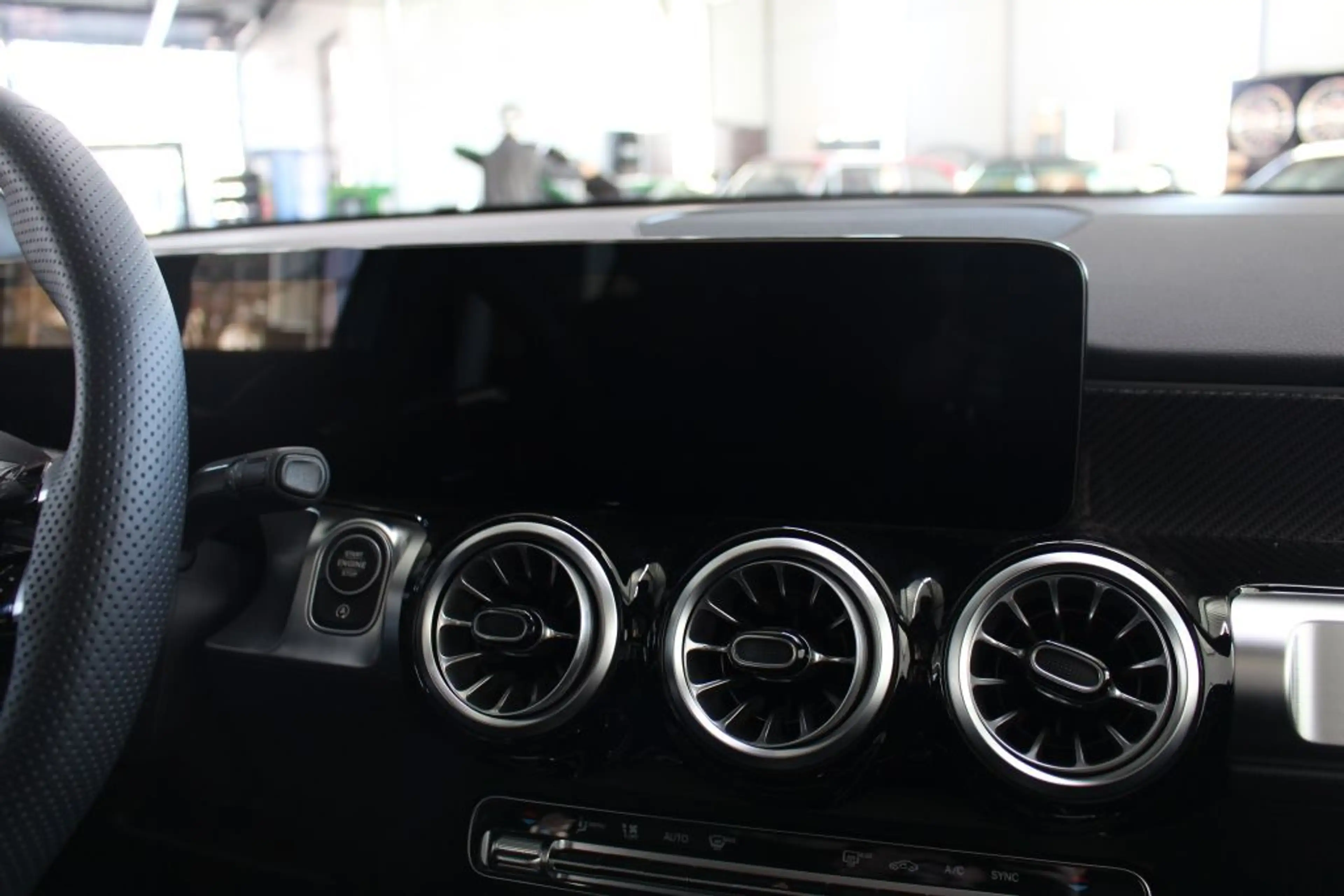 Mercedes-Benz GLB 200 AMG MULTIBEAM LED Panorama AHK Night 360 — photo 15