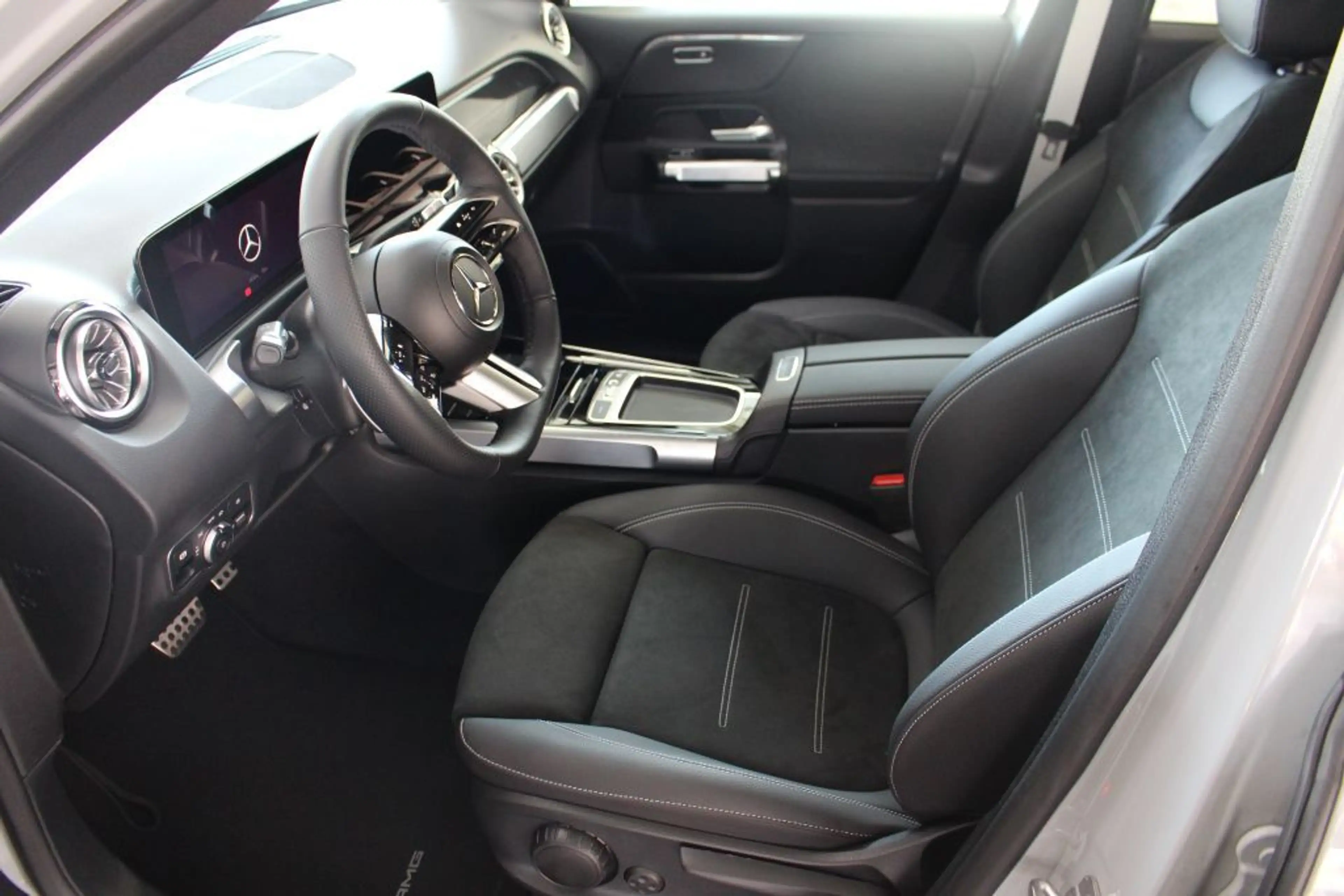 Mercedes-Benz GLB 200 AMG MULTIBEAM LED Panorama AHK Night 360 — photo 5