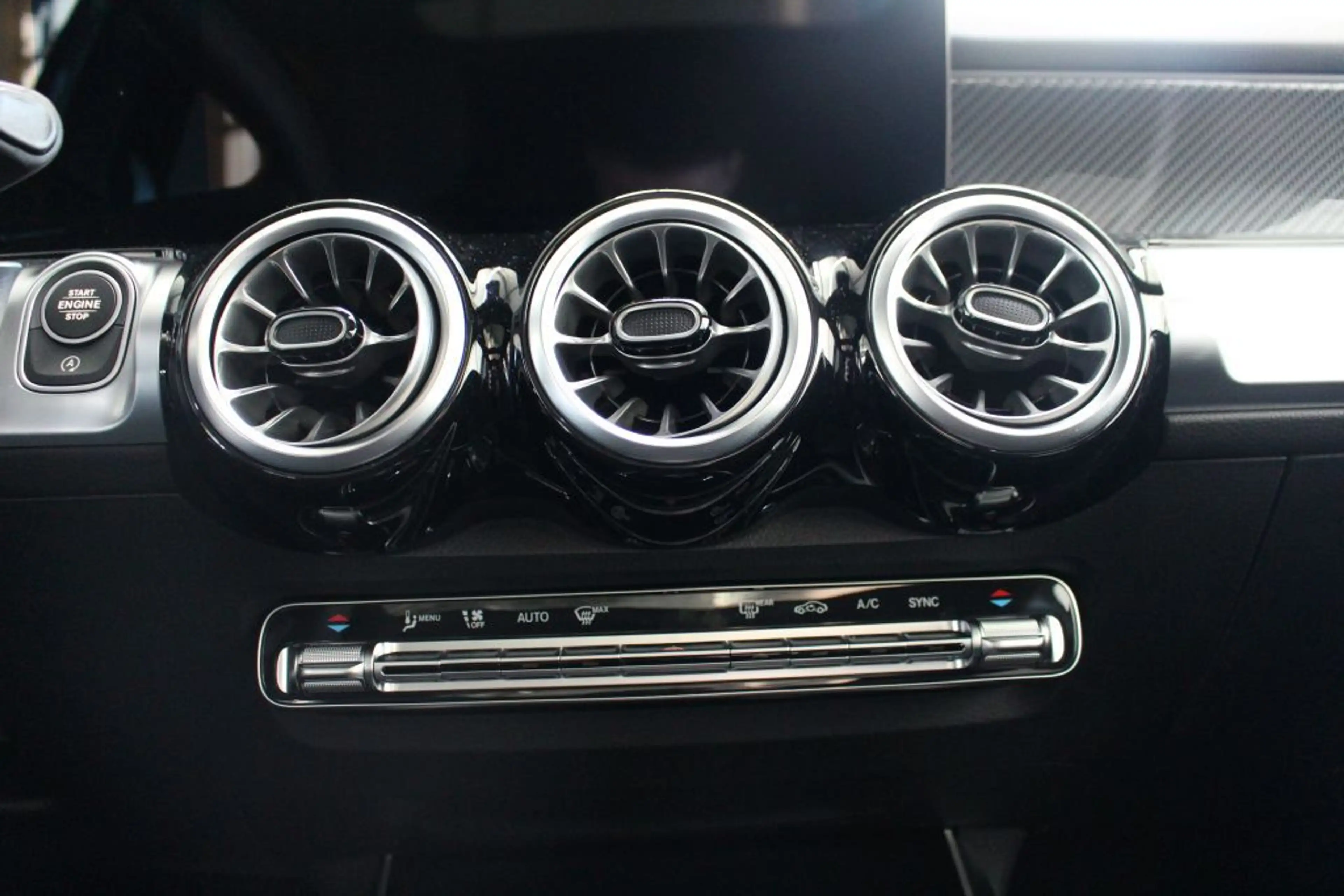 Mercedes-Benz GLB 200 AMG MULTIBEAM LED Panorama AHK Night 360 — photo 14