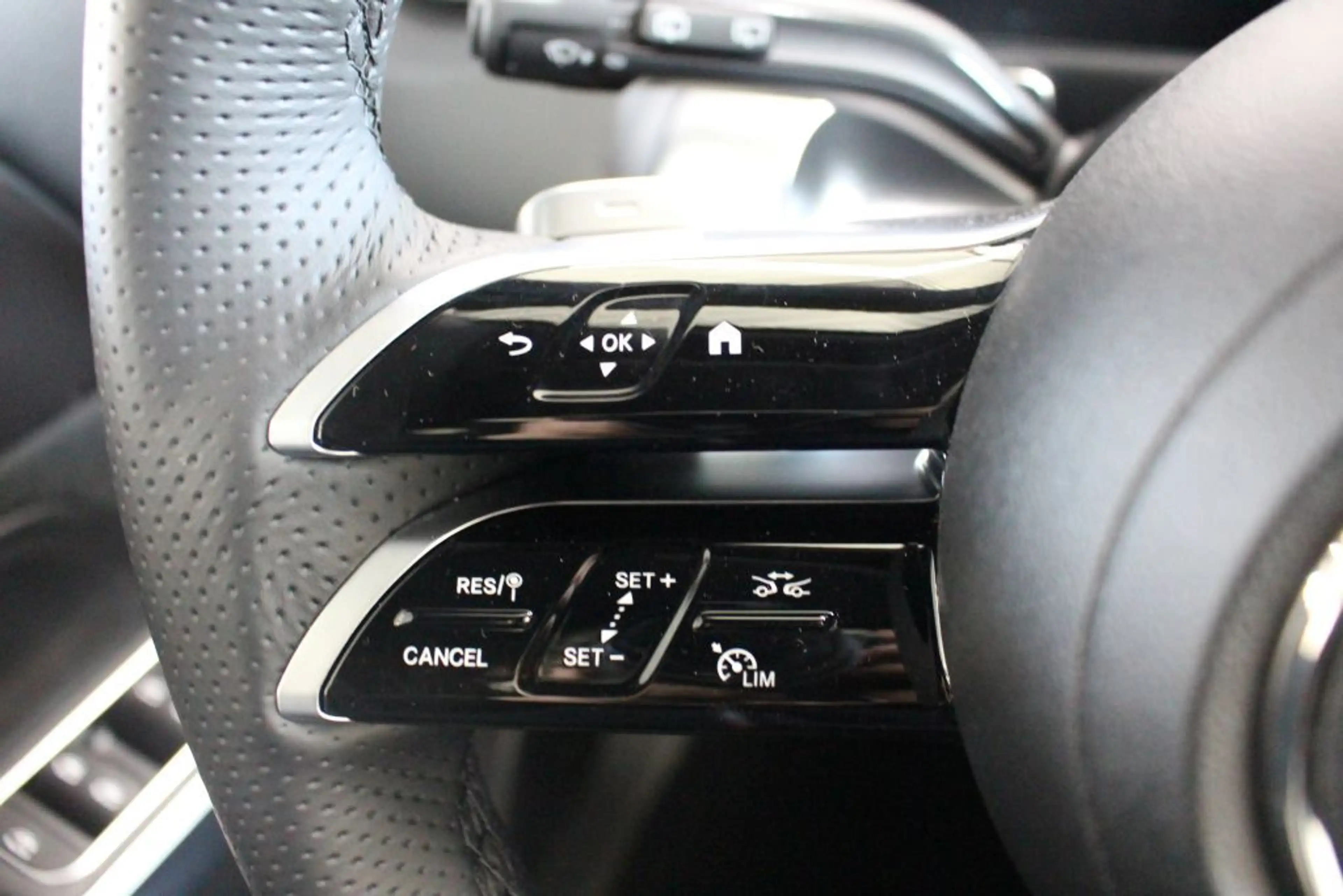 Mercedes-Benz GLB 200 AMG MULTIBEAM LED Panorama AHK Night 360 — photo 12