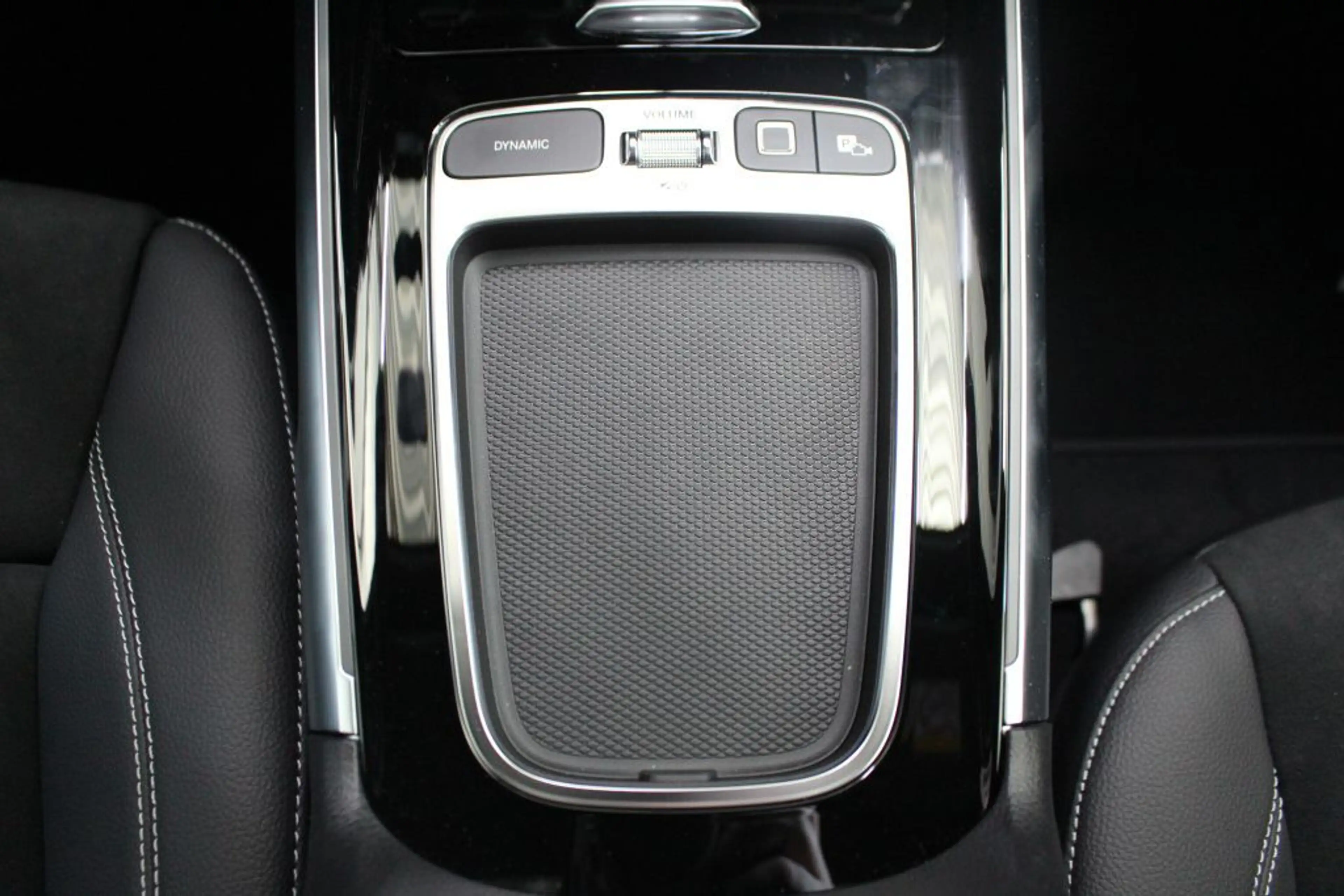 Mercedes-Benz GLB 200 AMG MULTIBEAM LED Panorama AHK Night 360 — photo 13