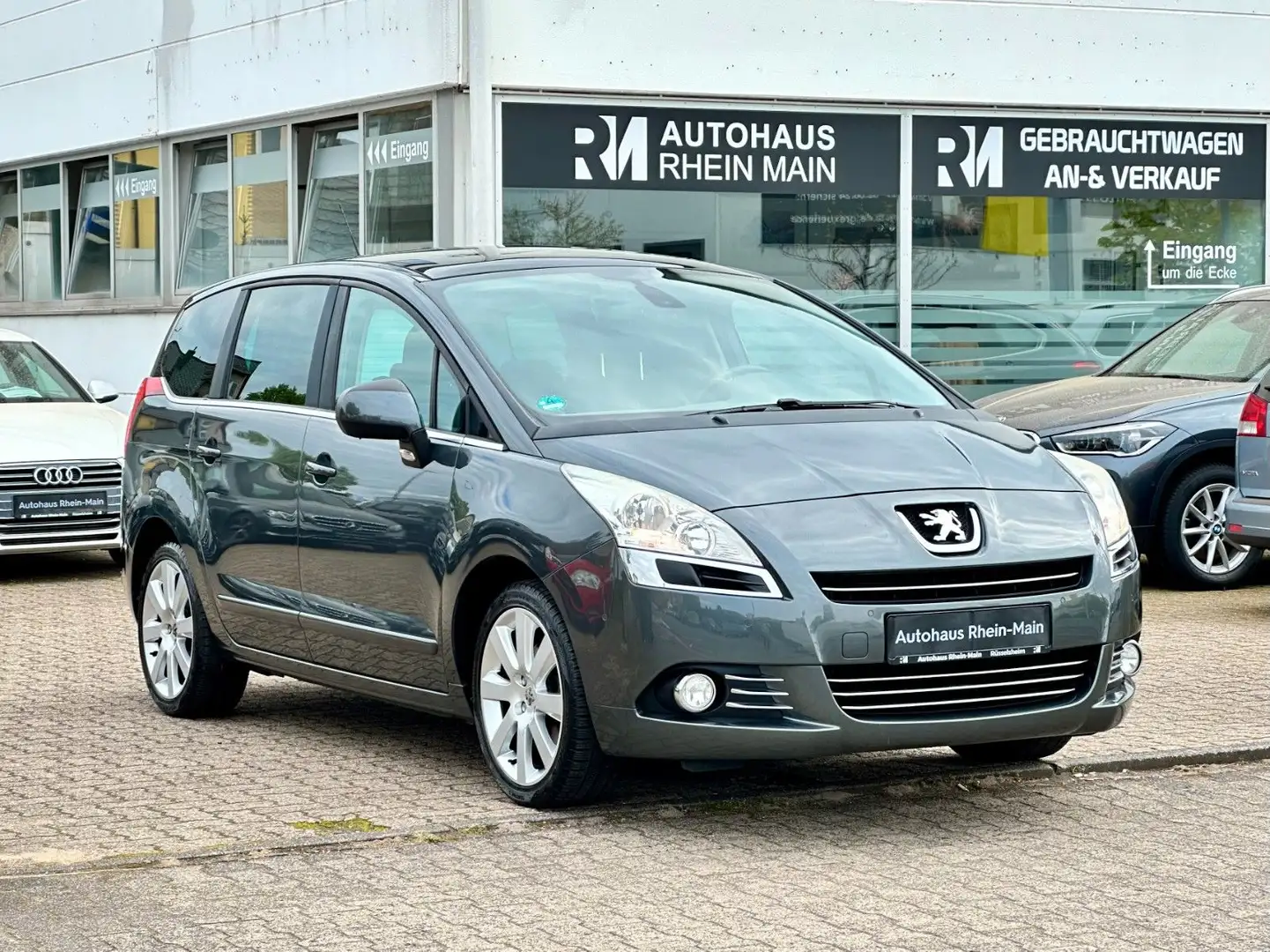 Peugeot 5008 Premium*Panorama*Anhänger*Wenig Km* Gris - 1