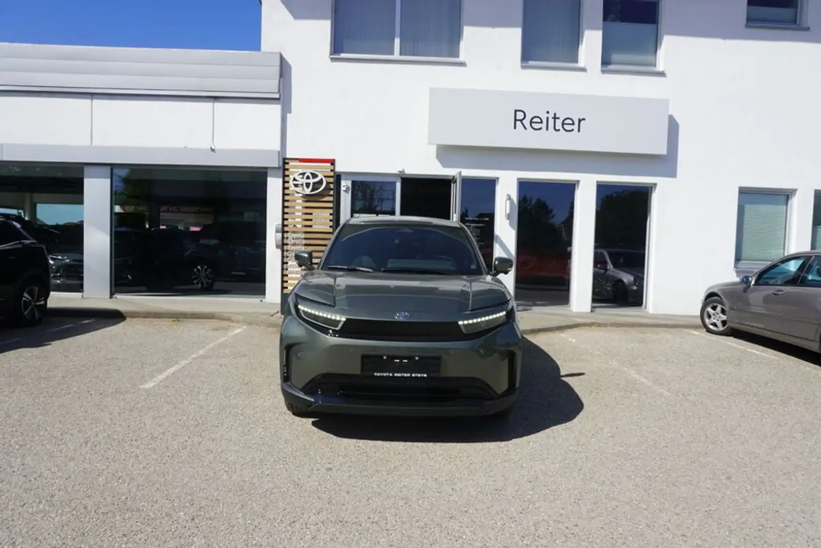 Toyota Urban Cruiser Elektro AWD 61kWh Lounge Aut. Grün - 1
