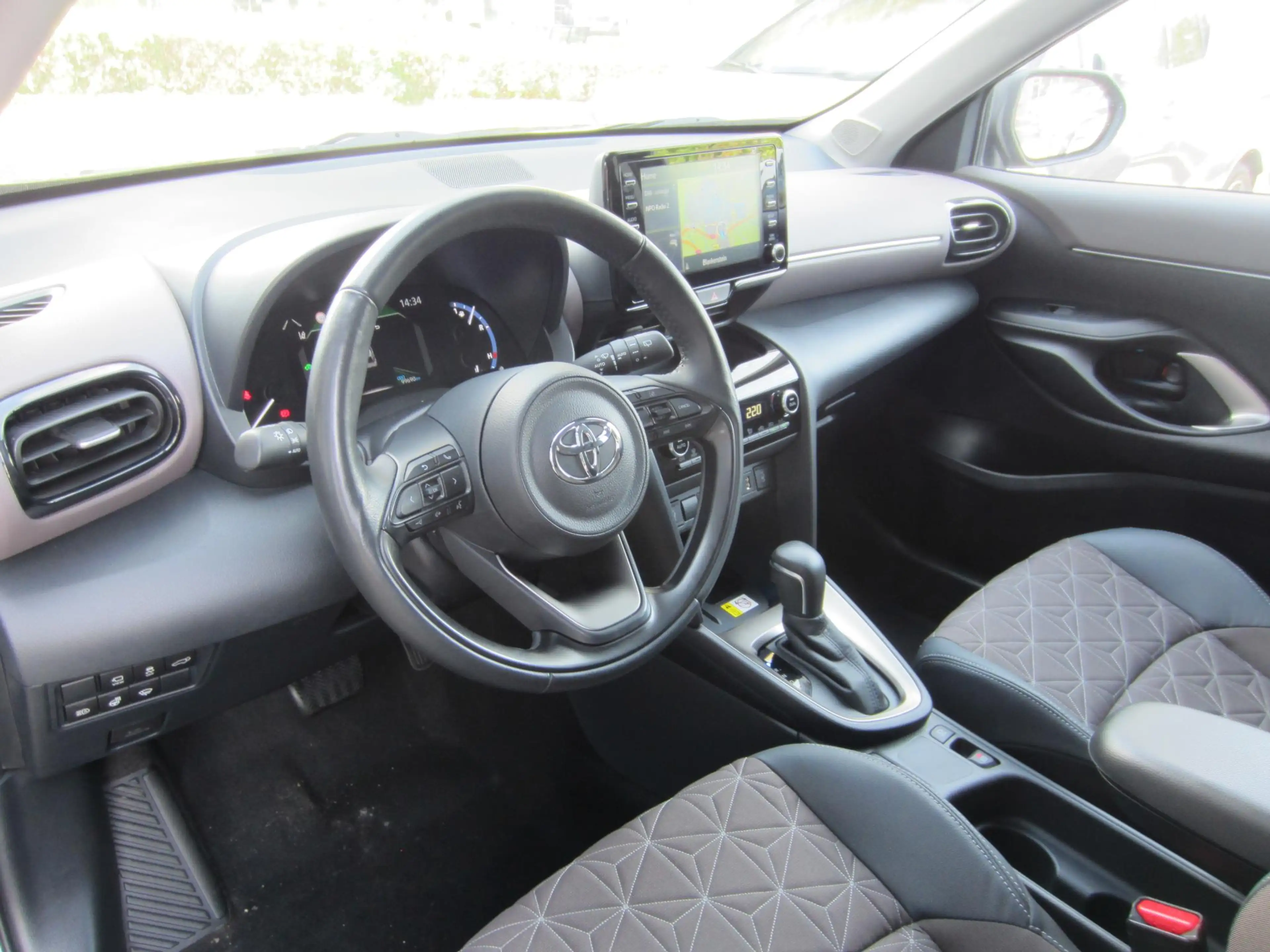 Toyota Yaris Cross 1.5 Hybrid Executive Navi 360 Camera — photo 23
