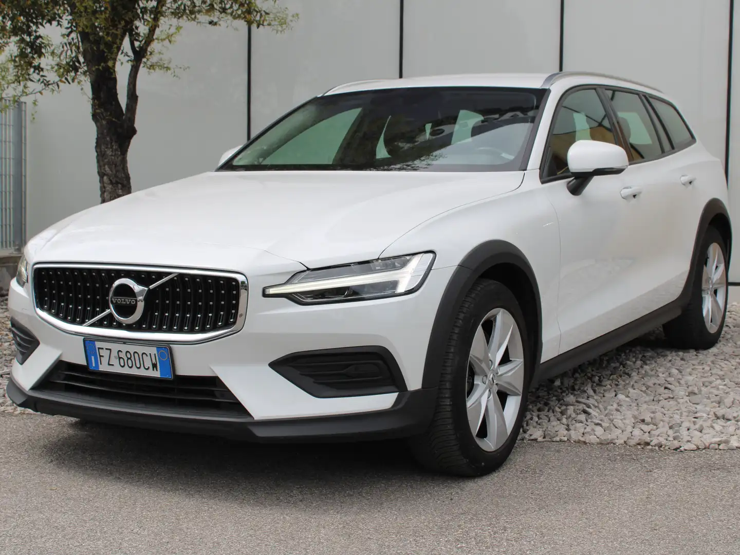 Volvo V60 Cross Country D4 Business Plus AWD Blanc - 1