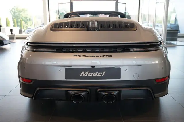 Porsche 911 view 4