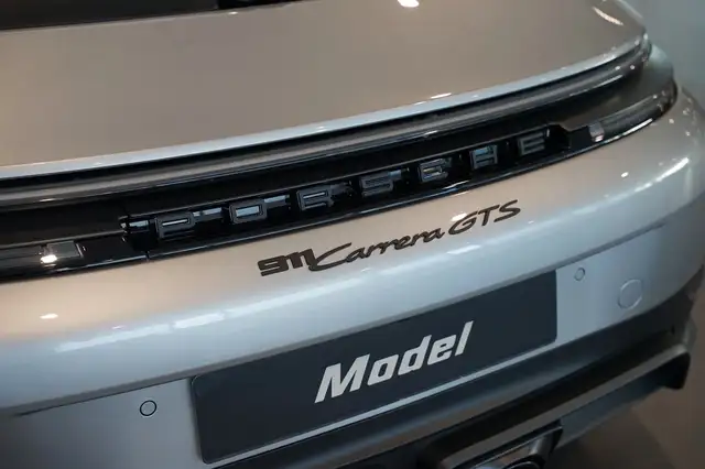 Porsche 911 view 11
