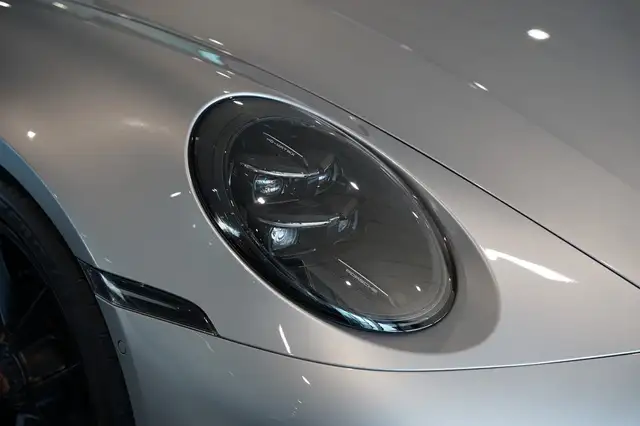Porsche 911 view 7