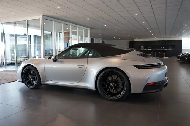 Porsche 911 view 6
