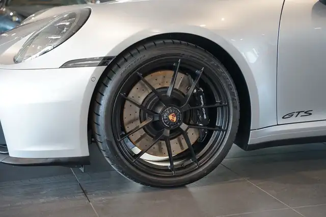 Porsche 911 view 9
